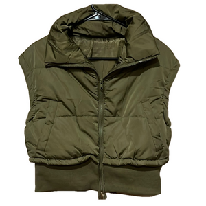 NWOT Women’s cropped vest army green zip up Size Large